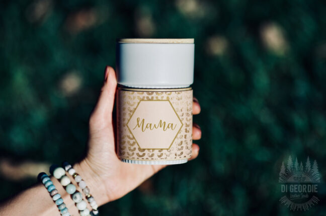 Керамична чаша с капак, масивно дърво и естествена кожа със снимка, звуков, Spotify или видео поздрав и надпис