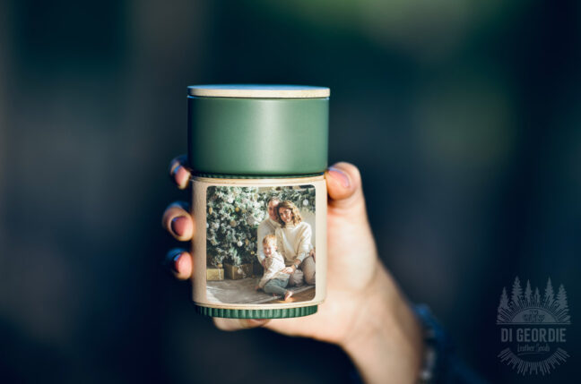 Керамична чаша с капак, масивно дърво и естествена кожа със снимка, звуков, Spotify или видео поздрав и надпис