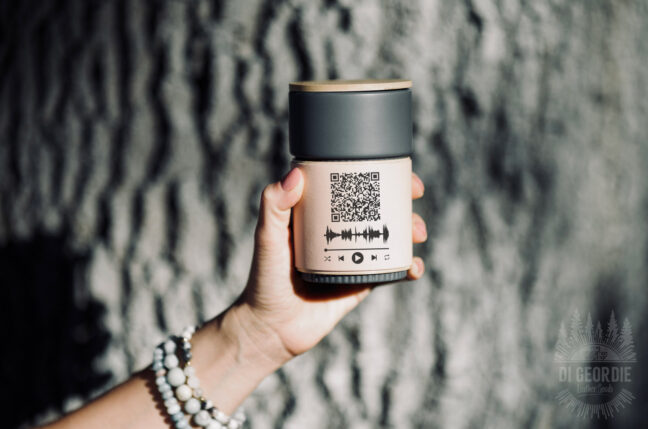 Керамична чаша с капак, масивно дърво и естествена кожа със снимка, звуков, Spotify или видео поздрав и надпис