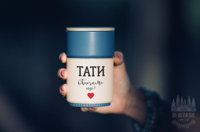 Керамична чаша с капак, масивно дърво и естествена кожа със снимка, звуков, Spotify или видео поздрав и надпис