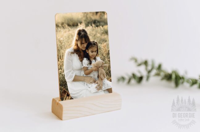 Плакет със снимка и Spotify песен, гласов, видео поздрав, рисунка или надпис на естествена кожа с масивно дърво