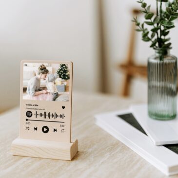 Плакет със снимка и Spotify песен, гласов, видео поздрав, рисунка или надпис на естествена кожа с масивно дърво