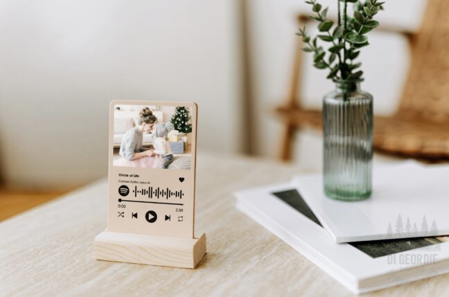 Плакет със снимка и Spotify песен, гласов, видео поздрав, рисунка или надпис на естествена кожа с масивно дърво