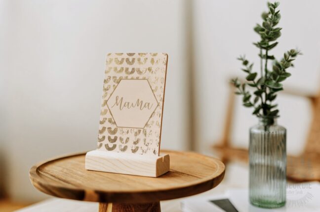 Плакет със снимка и Spotify песен, гласов, видео поздрав, рисунка или надпис на естествена кожа с масивно дърво