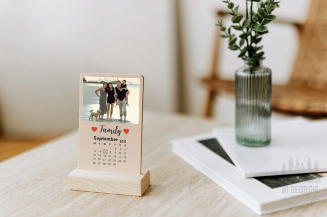 Плакет със снимка и Spotify песен, гласов, видео поздрав, рисунка или надпис на естествена кожа с масивно дърво