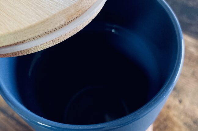 Керамична чаша с капак, масивно дърво и естествена кожа със снимка, звуков, Spotify или видео поздрав и надпис